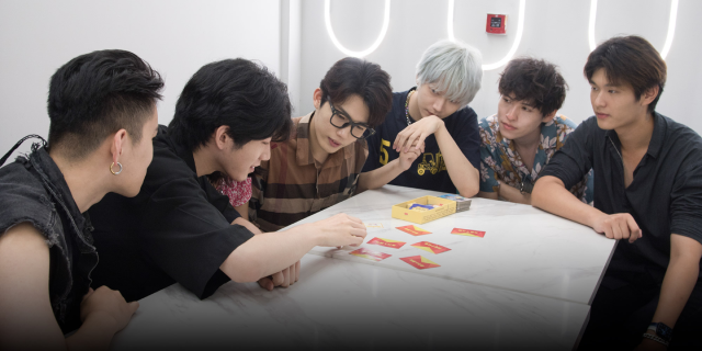 Bên trong quán cà phê The Promised Land, Thượng Hải, nơi gặp gỡ những những chàng trai trẻ, đẹp và ân cần.