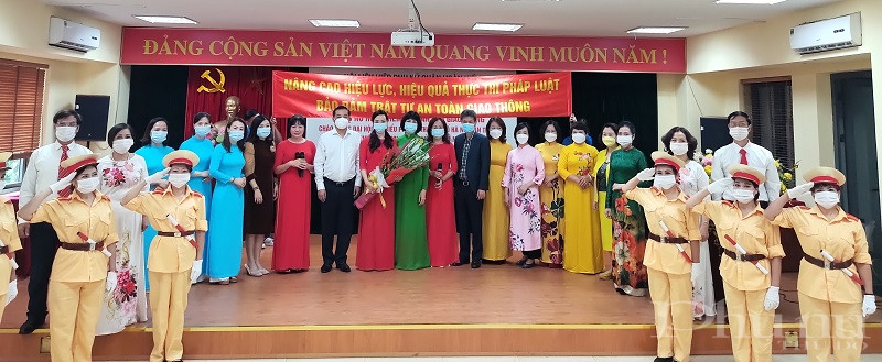 Các đại biểu tặng hoa chúc mừng các đội tham gia hội thi năm 2021 Các đại biểu tặng hoa chúc mừng các đội tham gia hội thi năm 2021