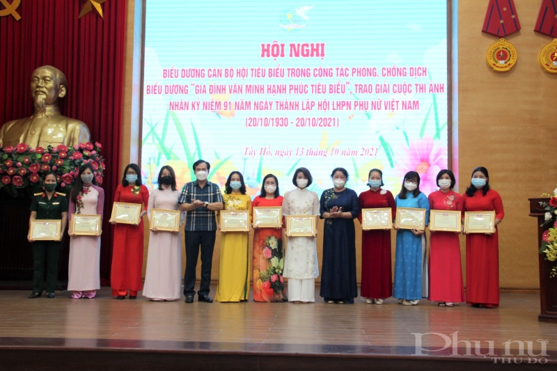 Đồng chí Nguyễn Thị Thu Thủy - Phó Chủ tịch Thường trực Hội LHPN Hà Nội và đồng chí Nguyễn Anh Tuấn - Phó Bí thư Thường trực Quận ủy Tây Hồ tặng quà cho các cá nhân có thành tích tiêu biểu trong phong trào chống dịch Covid-19. Đồng chí Nguyễn Thị Thu Thủy - Phó Chủ tịch Thường trực Hội LHPN Hà Nội và đồng chí Nguyễn Anh Tuấn - Phó Bí thư Thường trực Quận ủy Tây Hồ tặng quà cho các cá nhân có thành tích tiêu biểu trong phong trào chống dịch Covid-19.