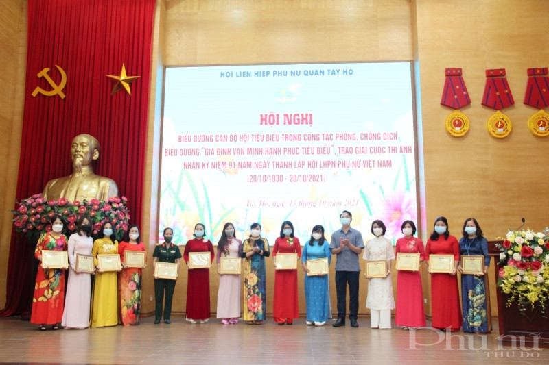 Trao thưởng cho các tập thể có thành tích xuất sắc trong công tác chống dịch thời gian qua. Trao thưởng cho các tập thể có thành tích xuất sắc trong công tác chống dịch thời gian qua.
