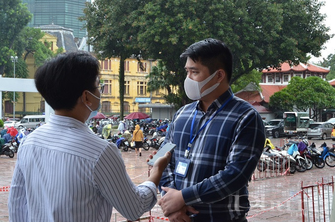 Đồng chí Phạm Hưng - Phó Chủ tịch UBND phường Trần Hưng Đạo trao đổi với phóng viên báo Phụ nữ Thủ đô