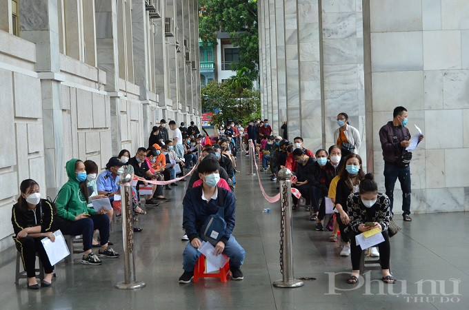 Người dân xếp hàng ngoài sảnh Cung Văn hóa Lao động hữu nghị Việt – Xô để đợi vào tiêm