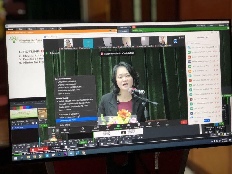 Chị Đặng Thanh Mai, chuyên gia công ty cổ phần Nông nghiệp sạch tập huấn cho cán bộ, hội viên phụ nữ Thủ đô về sản xuất nông nghiệp xanh và tiêu dùng an toàn để đảm bảo sức khỏe cộng đồng