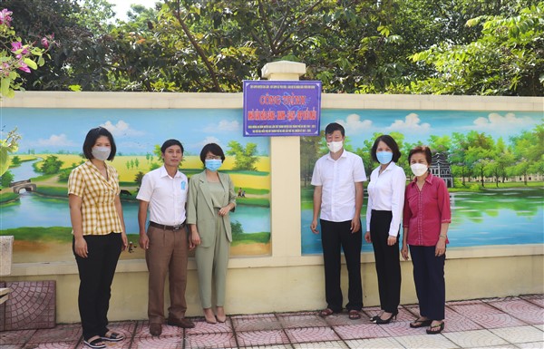 Các đại biểu tham gia gắn biển công trình Nhà văn hóa thôn Kim Quan, xã Yên Viên