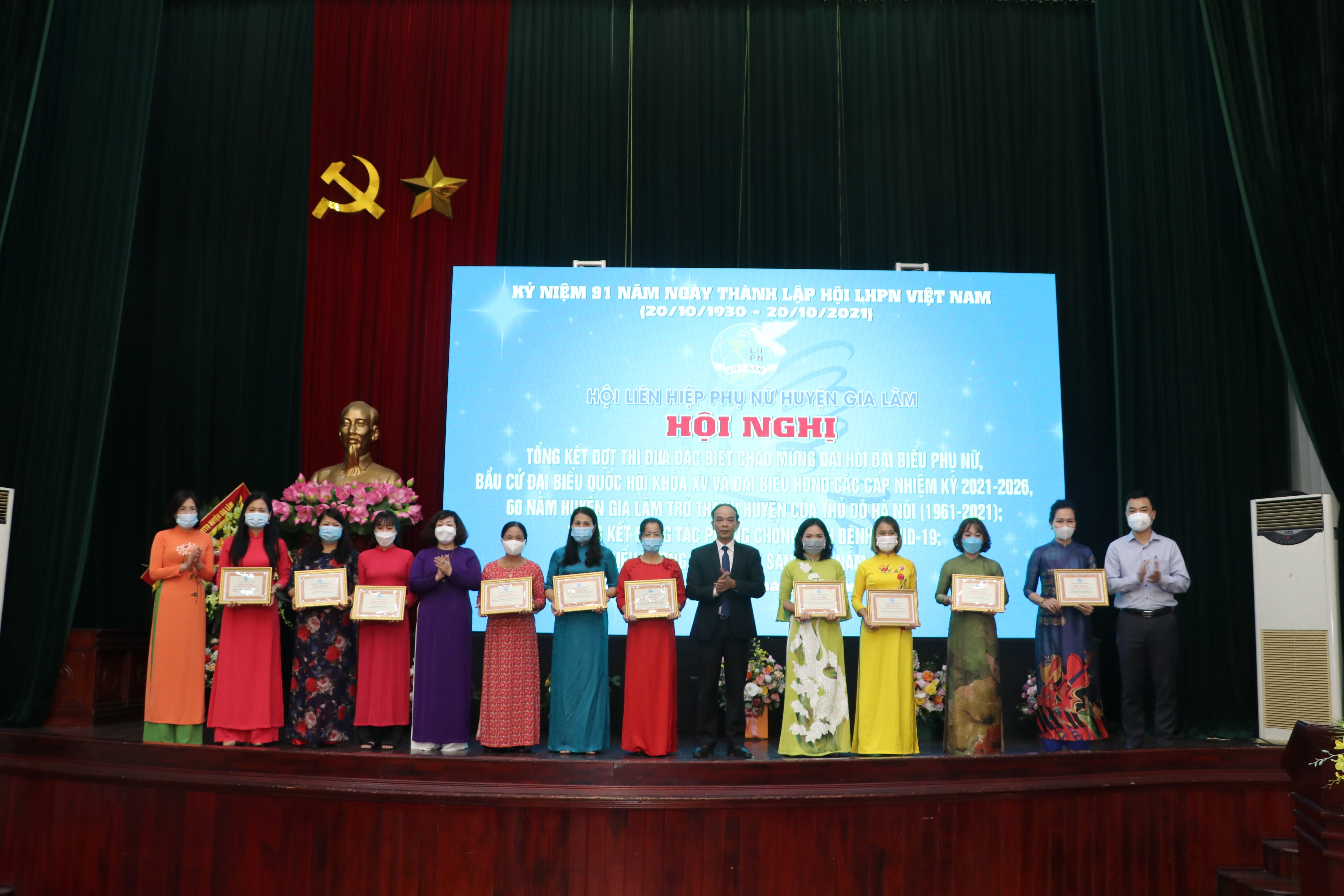 Các đại biểu tặng bằng khen cho 10 sản phẩm tiêu biểu của phụ nữ Gia Lâm năm 2021. Các đại biểu tặng bằng khen cho 10 sản phẩm tiêu biểu của phụ nữ Gia Lâm năm 2021.