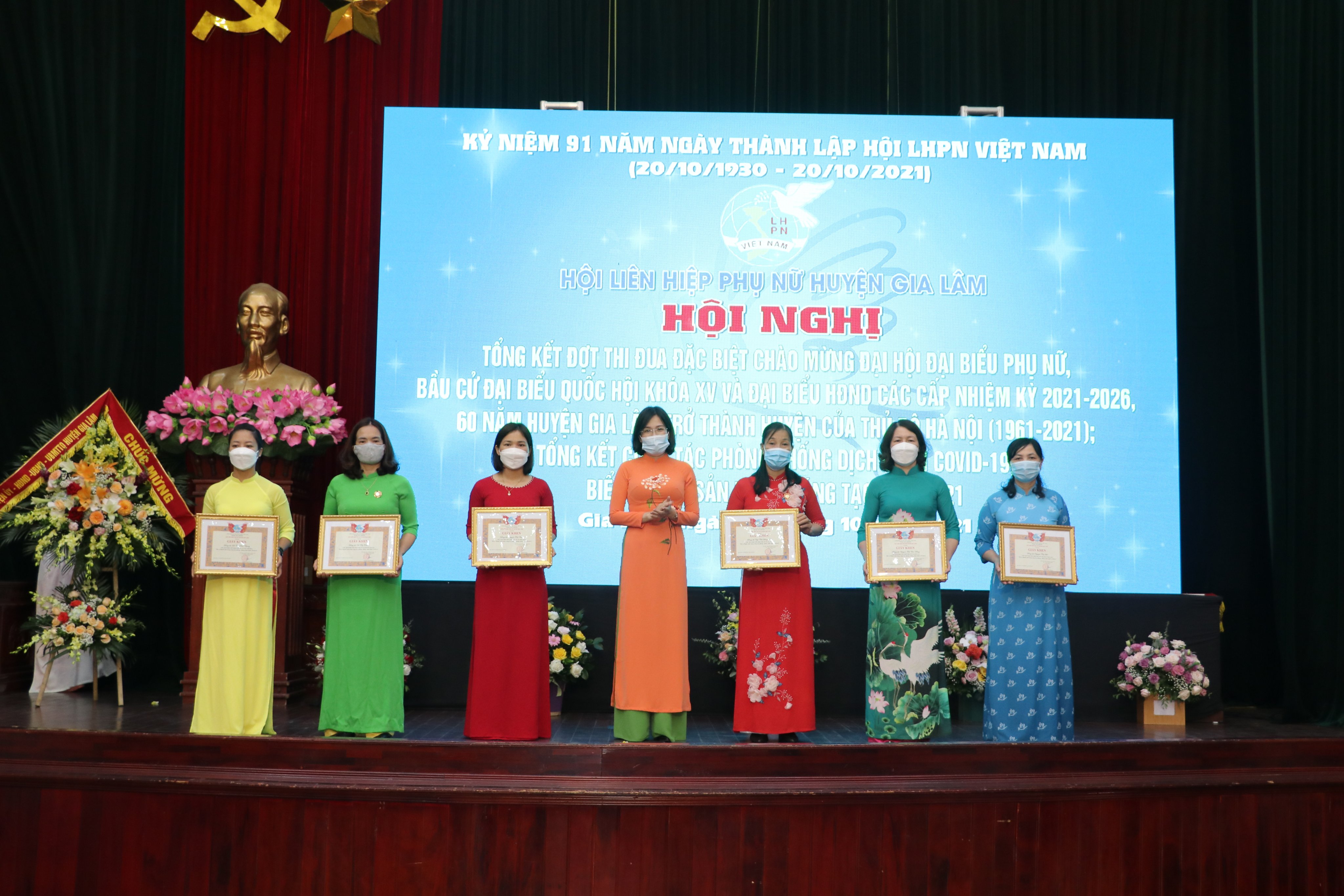 Nguyễn Thanh Hương - Chủ tịch Hội LHPN huyện trao Giấy khen cho các tập thể có nhiều thành tích trong công tác phòng, chống dịch bệnh covid-19. Nguyễn Thanh Hương - Chủ tịch Hội LHPN huyện trao Giấy khen cho các tập thể có nhiều thành tích trong công tác phòng, chống dịch bệnh covid-19.
