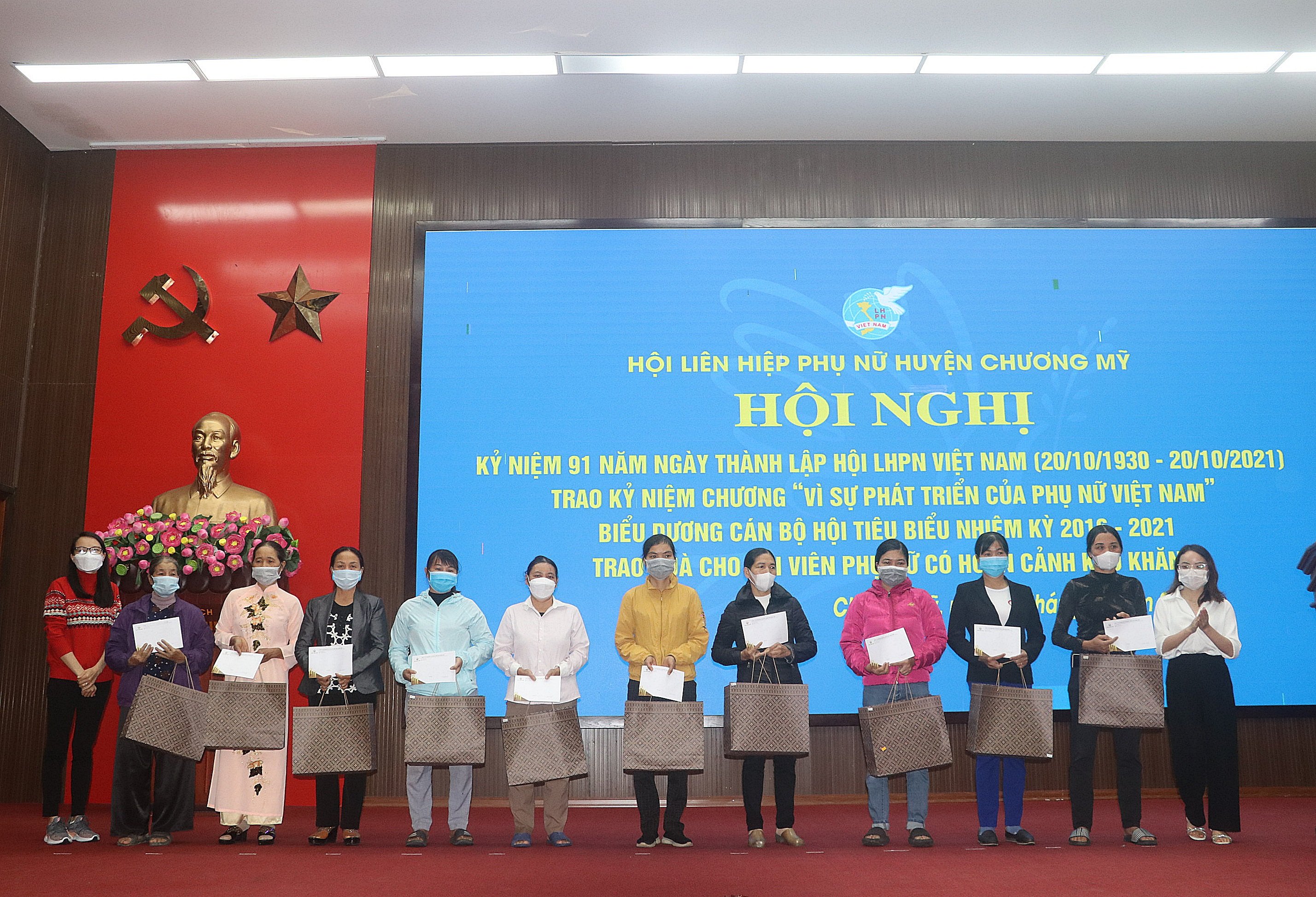 Tại hội nghị, 20 hoàn cảnh khó khăn đại diện cho các chị em có hoàn cảnh khó khăn trên địa bàn được tặng quà Tại hội nghị, 20 hoàn cảnh khó khăn đại diện cho các chị em có hoàn cảnh khó khăn trên địa bàn được tặng quà