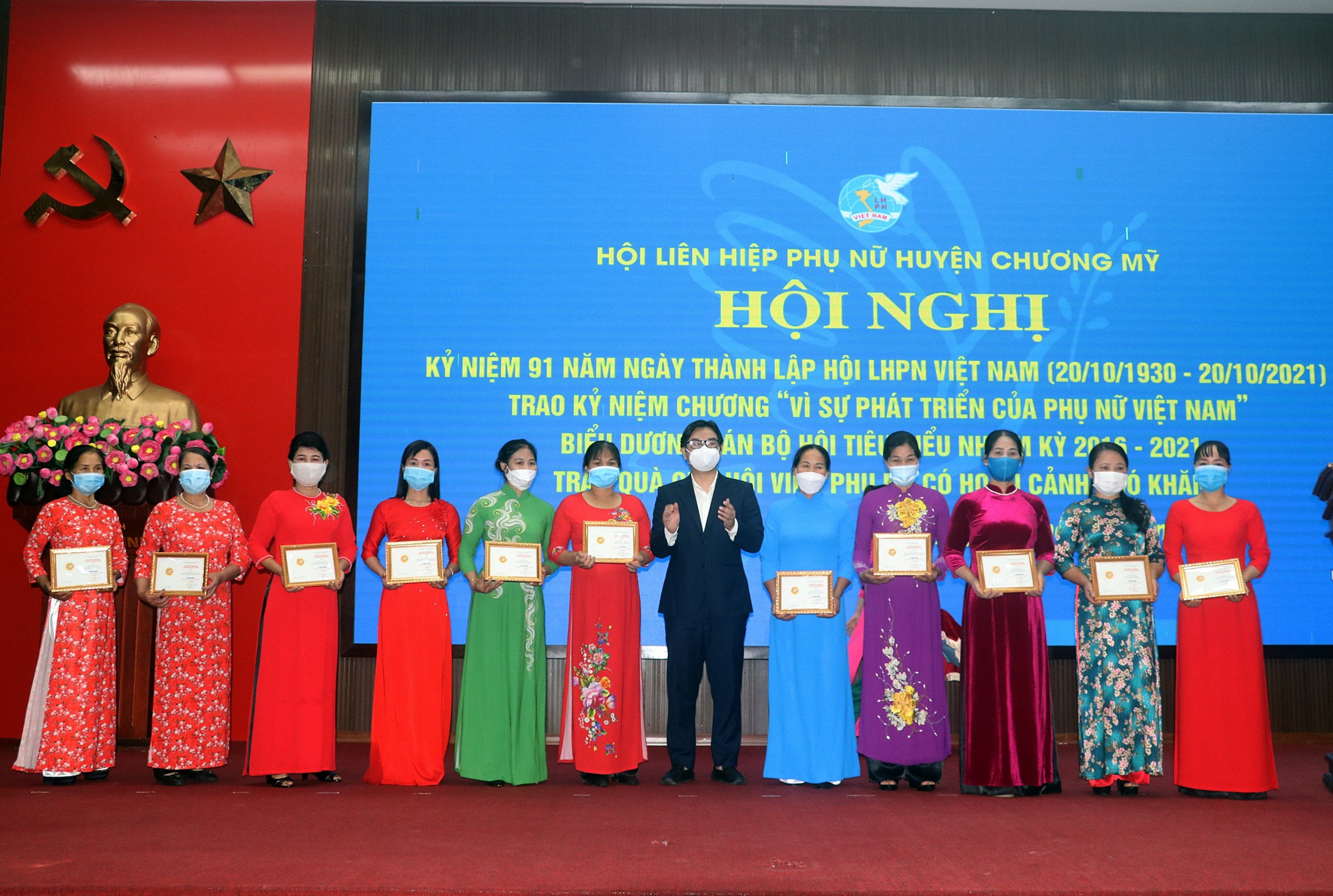 Các cá nhân có thành tích xuất sắc được khen thưởng tại Hội nghị Các cá nhân có thành tích xuất sắc được khen thưởng tại Hội nghị