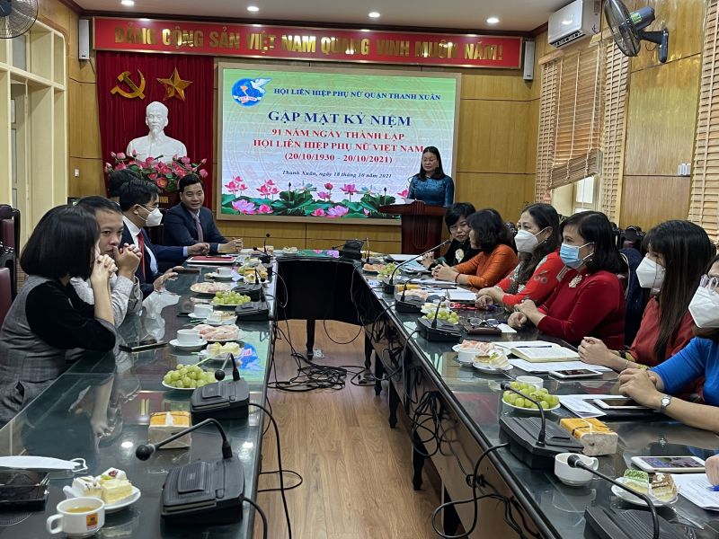 Bà Trịnh Thị Hồng Thuỷ, Chủ tịch Hội LHPN quận Thanh Xuân phát biểu tại buổi gặp mặt Bà Trịnh Thị Hồng Thuỷ, Chủ tịch Hội LHPN quận Thanh Xuân phát biểu tại buổi gặp mặt