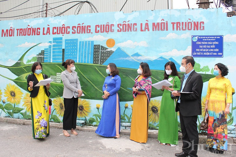 Ngay sau khai mạc các thành viên Ban Giám khảo trực tiếp có mặt tại các tuyến ngõ phố  lọt vào vòng chung khảo để chấm điểm ( tuyến ngõ tại phường Việt Hưng)