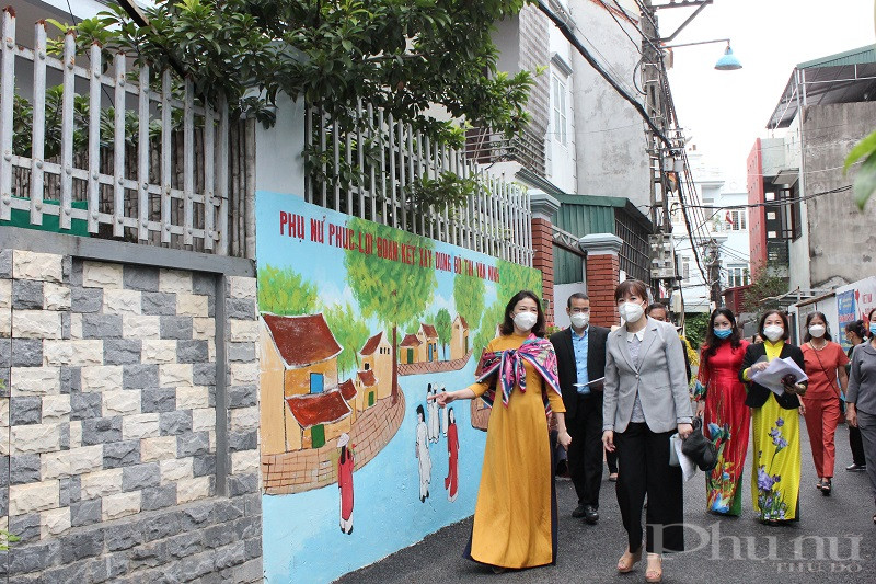 Các thành viên Ban Giám khảo tới các đoạn đường, tuyến ngõ để chấm điểm  cho các đơn vị lọt vào vòng Chung khảo cuộc thi