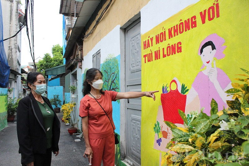 Trên mỗi bức tranh tường, chị em cán bộ hội viên lại mang đến một thông điệp về bảo vệ môi trường
