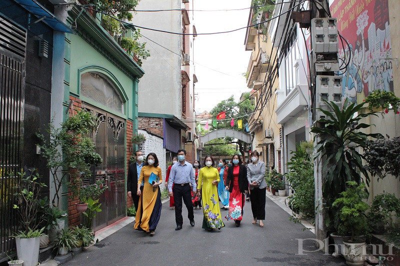 tại tuyến ngõ địa bàn phường Sài Đồng, cán bộ hội viên phụ nữ còn vận động người dân thực hiện ban công xanh, nở hoa