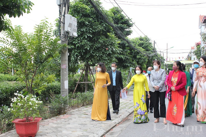 Những những việc làm thiết thực, hiệu quả của chị em phụ nữ đã và đang góp phần bảo vệ hành lang an toàn giao thông, bảo vệ môi trường, làm sạch, đẹp cảnh quan nông thôn