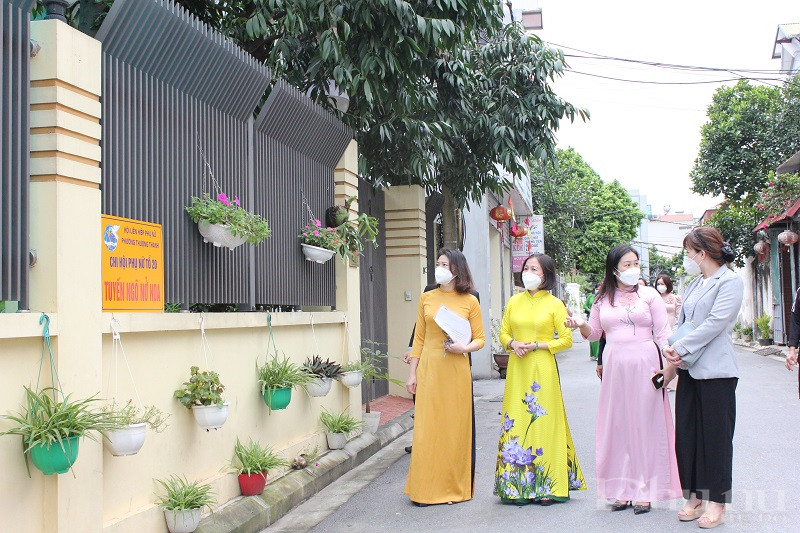Những giỏ hoa, giỏ cây xanh được cán bộ hội viên phụ nữ  treo trên tường  tại các tuyến ngõ tạo cảnh quan môi trường xanh, sạch đẹp hơn