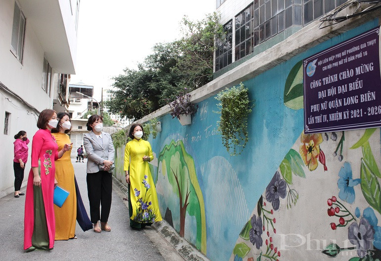 Cùng với việc treo những giỏ hoa , giỏ cây trên tường, chị em cán bộ hội viên còn tham gia vẽ tranh trên các bức tường ( tuyến ngõ  tại phường Gia Thụy )