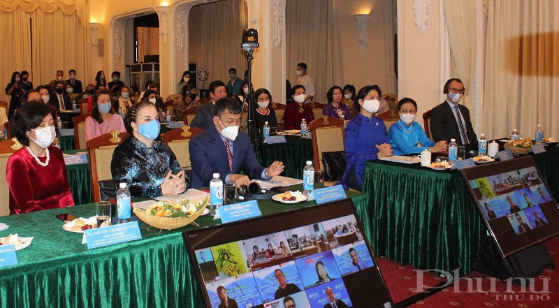 Các đại biểu tham gia trực tiếp tại điểm cầu Hà Nội Các đại biểu tham gia trực tiếp tại điểm cầu Hà Nội