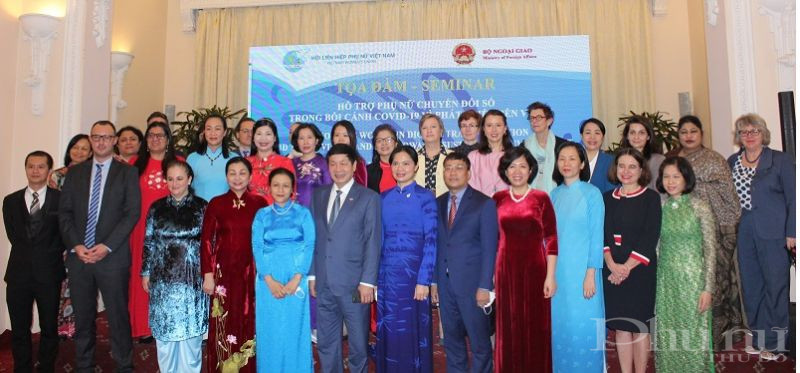 Các đại biểu tham dự toạ đàm trực tiếp tại đầu cầu Nhà khách Chính phủ (Hà Nội) chụp ảnh lưu niệm