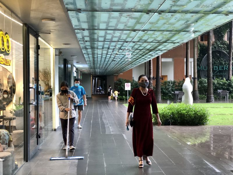 Một cán bộ phụ nữ tham gia Tổ Covid-19 cộng đồng của chung cư Mulberry Lane