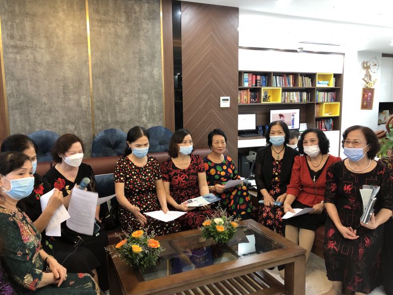 Cán bộ, hội viên Chi hội Cụm chung cư trao đổi thông tin tuyên truyền về sốt xuất huyết