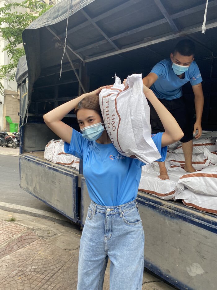 Thuỳ Tiên không ngại vất vả trong các chương trình thiện nguyện