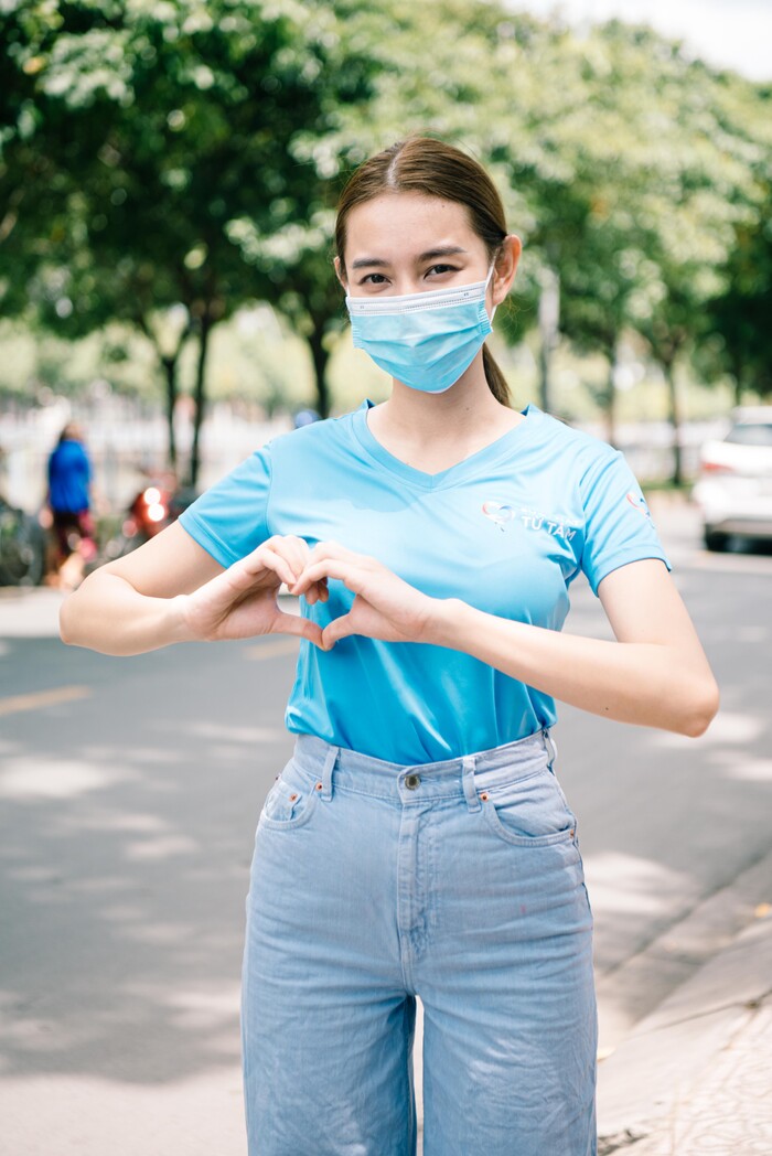 Thuỳ Tiên trong các chương trình thiện nguyện mùa dịch