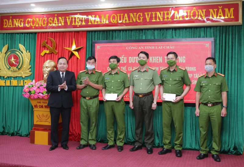 Lãnh đạo Ban Giám đốc Công an tỉnh,  lãnh đạo Viện nghiên cứu và ứng dụng phòng chống ma túy PSD trao tặng thưởng cho Ban Chuyên án Lãnh đạo Ban Giám đốc Công an tỉnh,  lãnh đạo Viện nghiên cứu và ứng dụng phòng chống ma túy PSD trao tặng thưởng cho Ban Chuyên án