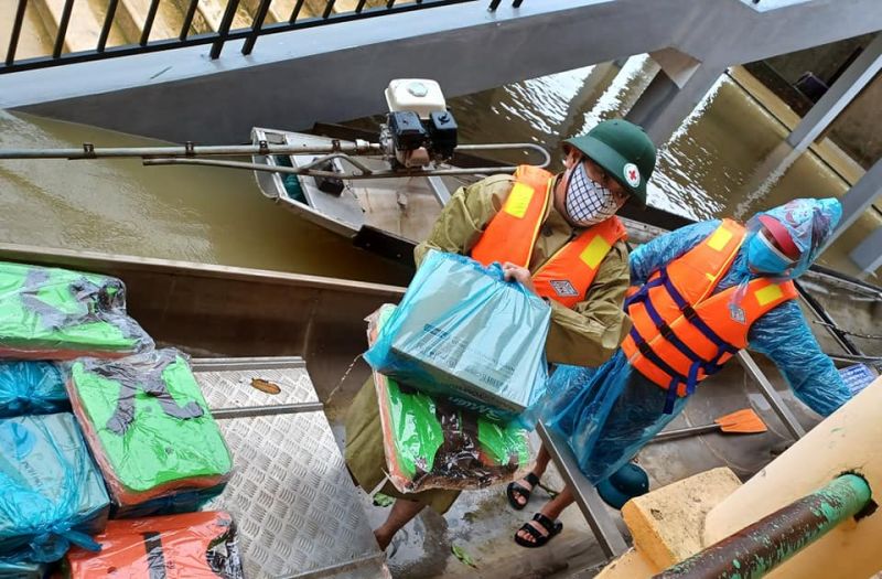 Cán bộ Chữ thập đỏ hỗ trợ các hộ dân bị ảnh hưởng bởi mưa lũ. (Nguồn: Trung ương Hội Chữ thập đỏ Việt Nam)
