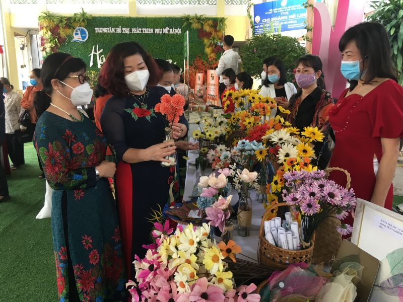 Các sản phẩm sáng tạo, sản phẩm OCOP của chị em phụ nữ Thủ đô tham gia giới thiệu tại hội thảo