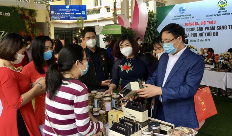 Đồng chí  Ngọ Văn Ngôn - Phó Chánh Văn phòng chuyên trách Văn phòng điều phối xây dựng nông thôn mới Hà Nội hướng dẫn doanh nghiệp hoàn thiện bao bì nhãn mác sản phẩm