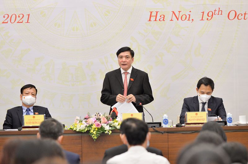 Tổng Thư ký Quốc hội, Chủ nhiệm Văn phòng Quốc hội Bùi Văn Cường trả lời câu hỏi của các phóng viên. Tổng Thư ký Quốc hội, Chủ nhiệm Văn phòng Quốc hội Bùi Văn Cường trả lời câu hỏi của các phóng viên.