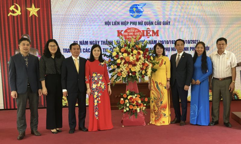 Các đồng chí lãnh đạo Quận ủy - HĐND-UBND quận Cầu Giấy tặng hoa chúc mừng Hội LHPN quận nhân kỷ niệm 91 năm thành lập Hội LHPN Việt Nam