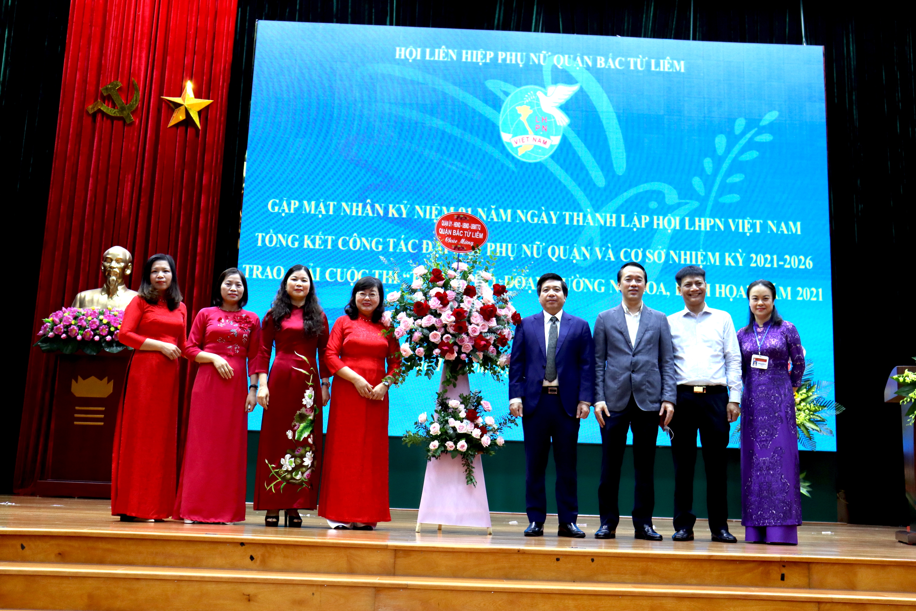 ... đồng thời gửi tặng các chị em bó hoa tươi thắm chúc mừng ngày Phụ nữ Việt Nam 20/10