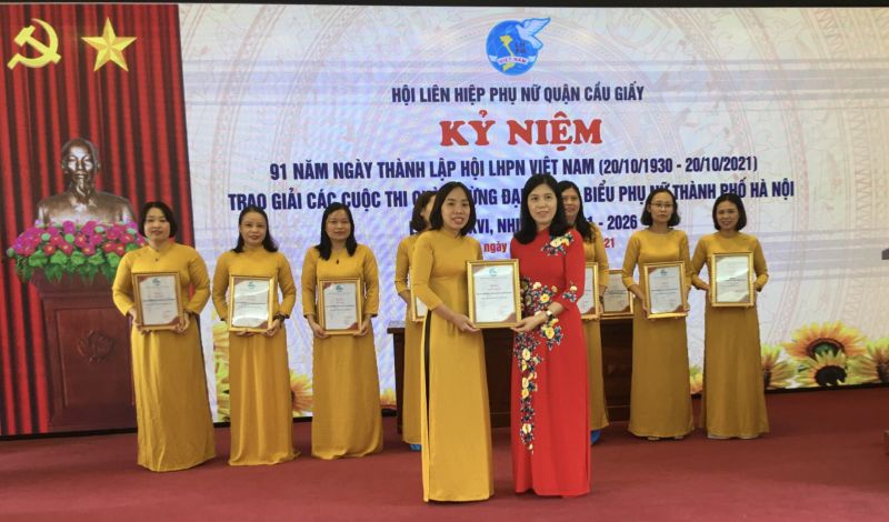 Đồng chí Trần Thị Phương Hoa - Thành ủy viên, Bí thư Quận ủy Cầu Giấy trao giải nhất cuộc thi 