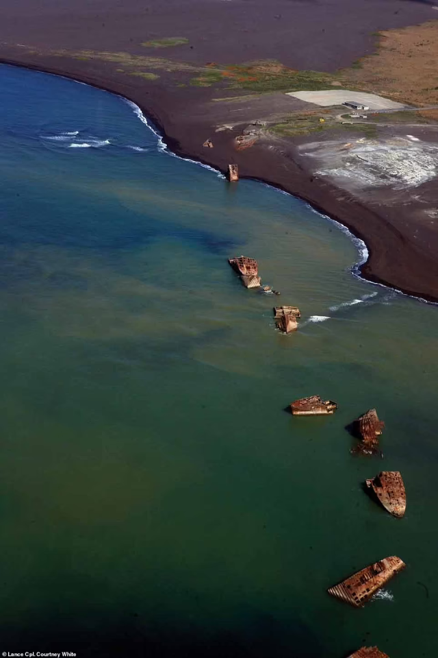 Những con “tàu ma” bị chìm ở Nhật Bản nổi lên sau trận động đất - ảnh 2