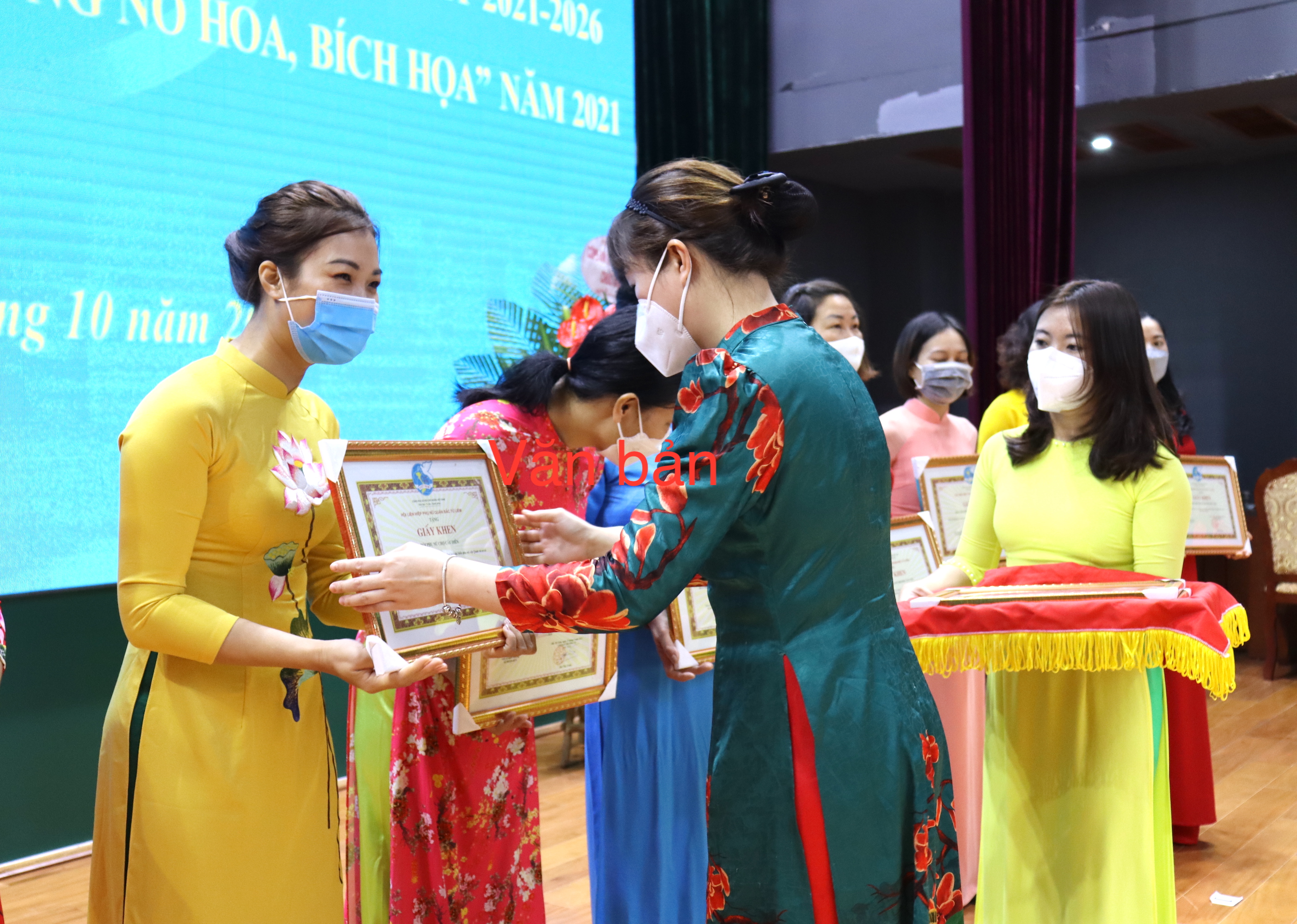 Tại hội nghị, bà Hoàng Thị Thu Hồng, Trưởng ban Tuyên giáo, Hội LHPN TP Hà Nội tặng bằng khen cho các tâoj thể cá nhân biểu dương khen thưởng 18 tập thể, 43 cá nhân tiêu biểu trong chỉ đạo và tổ chức Đại hội phụ nữ Quận và cơ sở