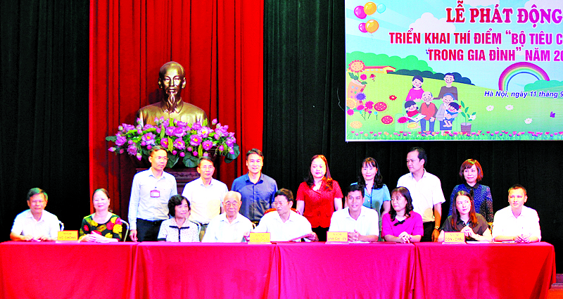 Đại diện các gia đình tại phường Khương Trung, quận Thanh Xuân ký cam kết thực hiện quy tắc ứng xử trong gia đình ở các nhóm vợ chồng, cha mẹ, ông bà con cháu, anh, chị em. Đại diện các gia đình tại phường Khương Trung, quận Thanh Xuân ký cam kết thực hiện quy tắc ứng xử trong gia đình ở các nhóm vợ chồng, cha mẹ, ông bà con cháu, anh, chị em.