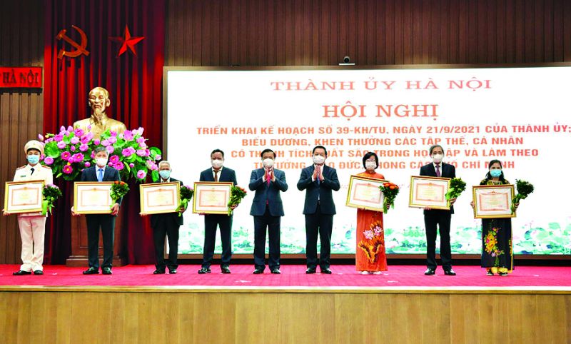 Bí thư Thành ủy Hà Nội Đinh Tiến Dũng và Trưởng ban Tuyên giáo Trung ương Nguyễn Trọng Nghĩa trao Bằng khen của Thủ tướng Chính phủ cho các tập thể, cá nhân có thành tích xuất sắc.