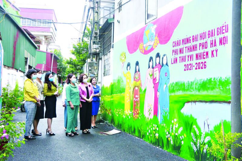 Đồng chí Phạm Thị Thanh Hương - Phó Chủ tịch Hội LHPN Hà Nội (hàng đầu, bên phải) cùng đoàn công tác thăm công trình Ngõ hoa và tranh bích họa do hội viên, PN tự quản tại quận Long Biên thực hiện.	Ảnh: H.L Đồng chí Phạm Thị Thanh Hương - Phó Chủ tịch Hội LHPN Hà Nội (hàng đầu, bên phải) cùng đoàn công tác thăm công trình Ngõ hoa và tranh bích họa do hội viên, PN tự quản tại quận Long Biên thực hiện.	Ảnh: H.L