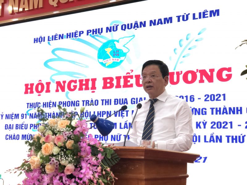 Đồng chí Trần Đức Hoạt, Bí thư quận ủy Nam Từ Liêm phát biểu tại hội nghị