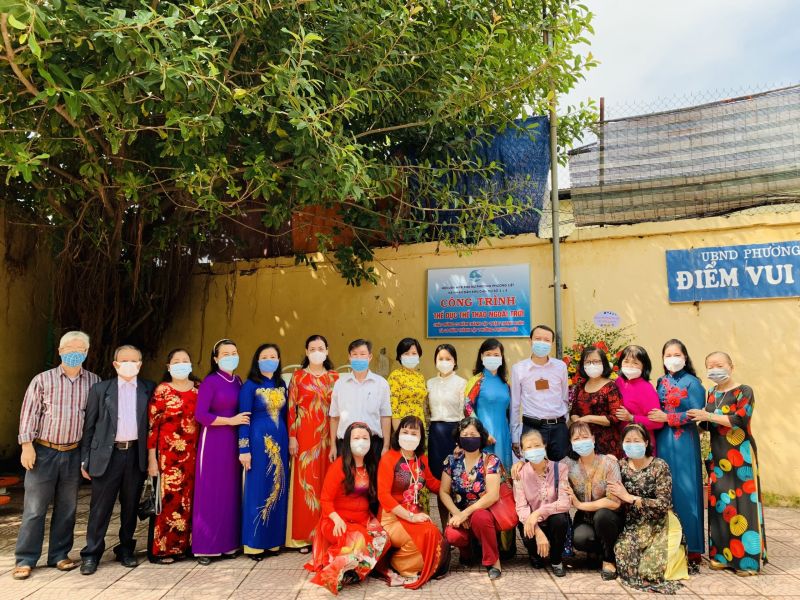 Các lãnh đạo quận, phường và khu dân cư chụp ảnh lưu niệm tại Công trình thể dục thể thao ngoài trời tại Khu dân cư số 3,4 phường Phương Liệt Các lãnh đạo quận, phường và khu dân cư chụp ảnh lưu niệm tại Công trình thể dục thể thao ngoài trời tại Khu dân cư số 3,4 phường Phương Liệt