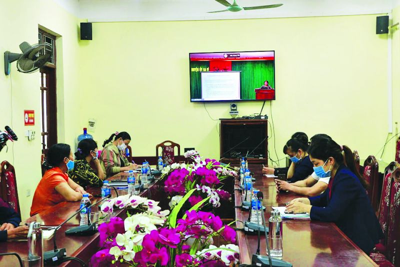 Các cán bộ, hội viên phụ nữ theo dõi truyền thônCác cán bộ, hội viên phụ nữ theo dõi truyền thông theo hình thức trực tuyếng theo hình thức trực tuyến