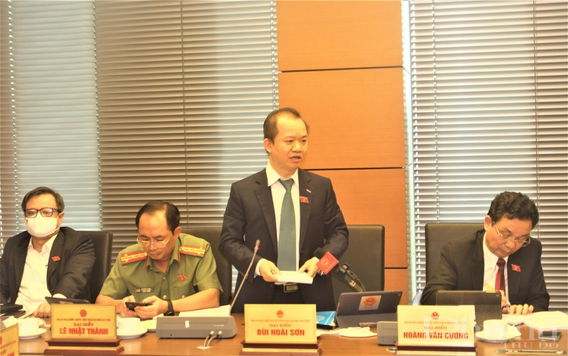 Đại biểu Bùi Hoài Sơn đóng góp ý kiến tại phiên thảo luận. Đại biểu Bùi Hoài Sơn đóng góp ý kiến tại phiên thảo luận.