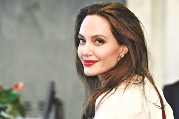 Kh&ocirc;ng chỉ l&agrave; ng&ocirc;i sao nổi tiếng của Hollywood với nhiều giải thưởng, Angelina Jolie hiện tại c&ograve;n l&agrave; một đại sứ nh&acirc;n quyền đầy năng nổ của Li&ecirc;n hợp quốc.