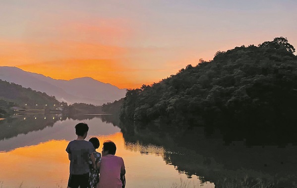 Cắm trại, vui chơi tại các địa điểm có không gian rộng, thoáng đãng ở khu vực ngoại thành là lựa chọn của người dân Thủ đô vào dịp cuối tuần