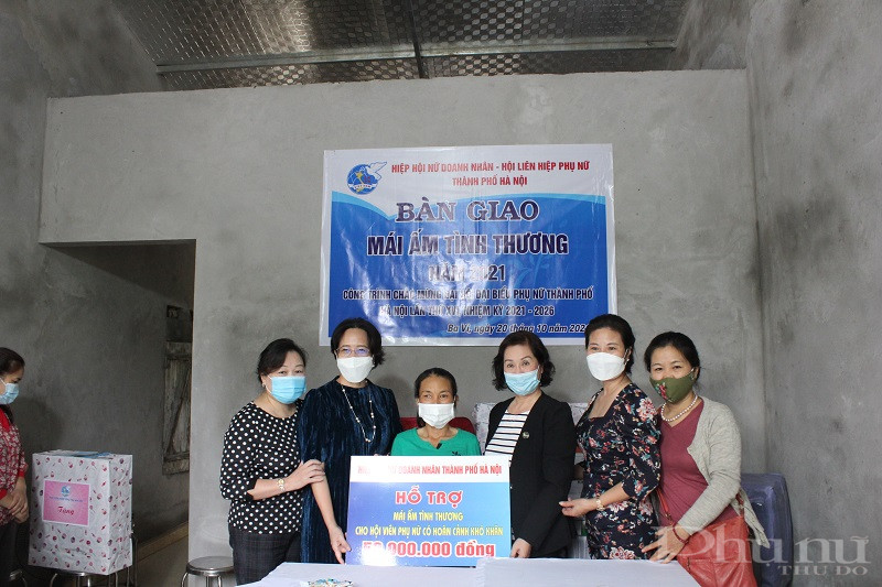 Hiệp Hội Nữ doanh nhân Hà Nội đã trao tặng số tiến 50 triệu đồng cho gia đình chị Dung
