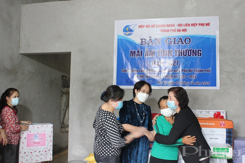 Các chị trong đoàn công tác của Hiệp Hội Nữ doanh nhân Hà Nội đã vô cùng xúc động khi trực tiếp đến gặp gỡ, chia sẻ với hoàn cảnh của gia đình chị Dung. Trong buổi bàn giao nhà cho chị Dung, các đại biểu đã không xúc động ngân ngấn nước mắt và hy vọng món quà dành tặng chị đúng vào dịp 20/10 sẽ là kỷ niệm đẹp và là nguồn động viên tinh thần giúp chị vượt qua khó khăn ổn định cuộc sống ngày một tốt đẹp hơn