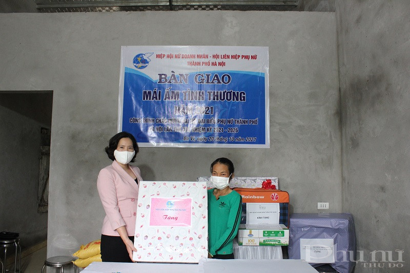 Đồng chí Lê Kim Anh, Chủ tịch Hội LHPN Hà Nội tặng quà cho gia đình chị Dung