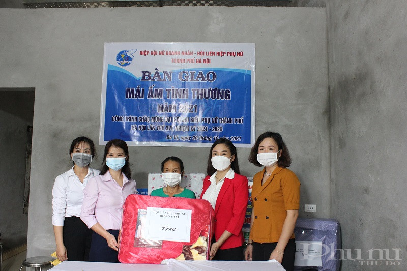 Hội LHPN huyện tặng quà