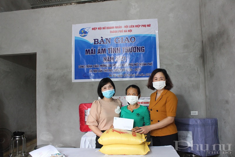 Hội Phụ nữ xã cũng có những món quà thiết thực để chị Dung trang trải cuộc sống cho gia đình